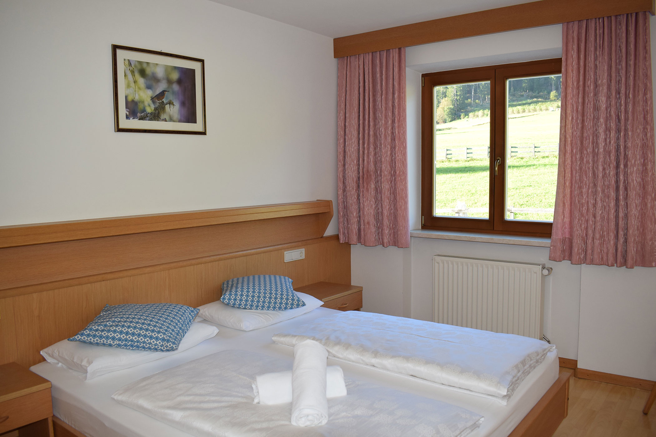 Una camera da letto con letto matrimoniale.