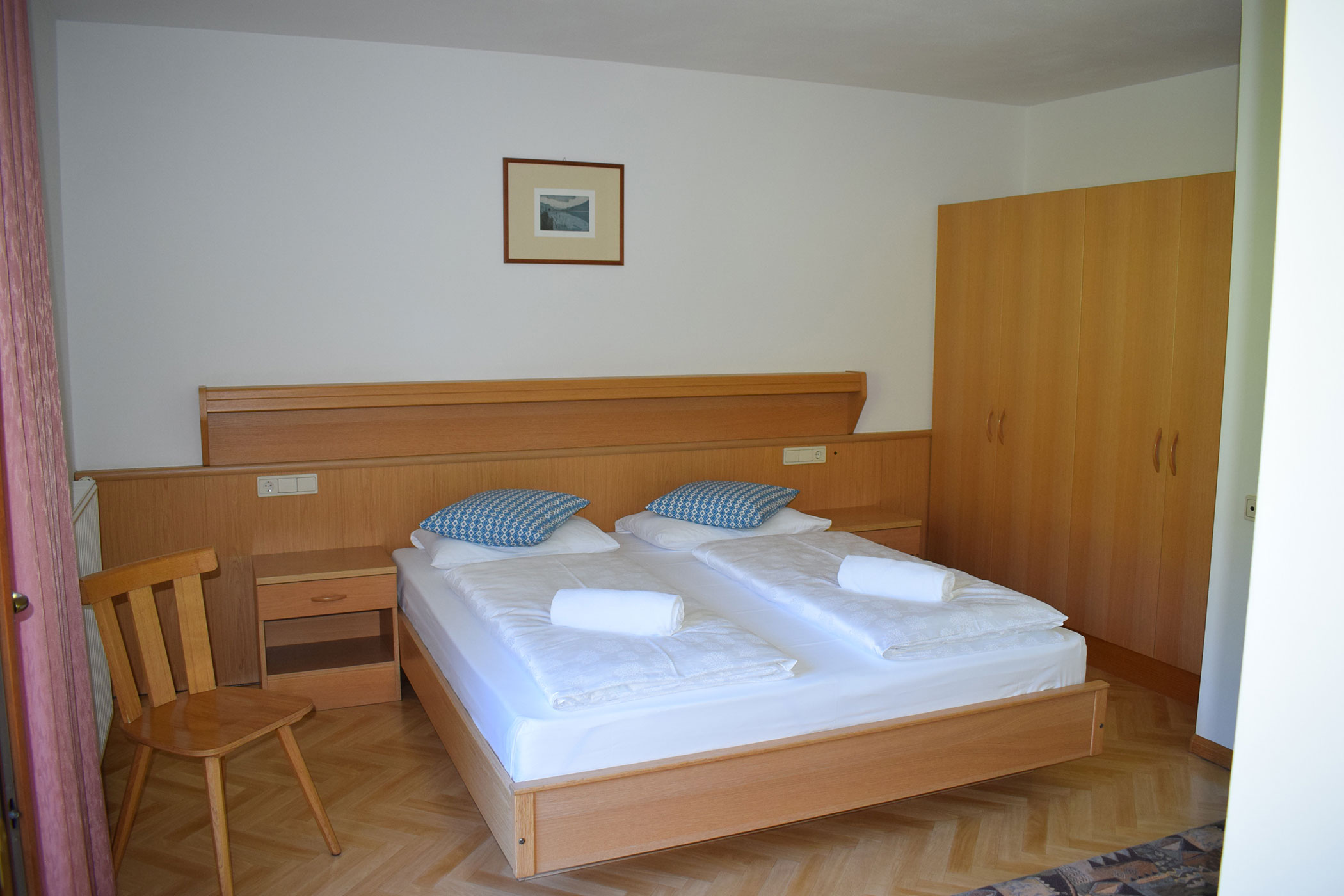 Una camera da letto con letto matrimoniale.