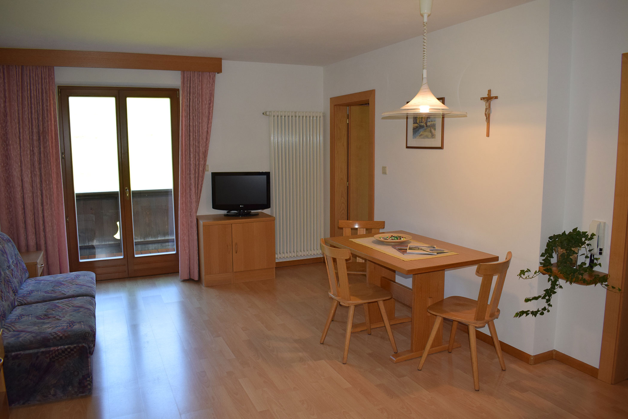 Un piccolo soggiorno con tavolo e sedie.