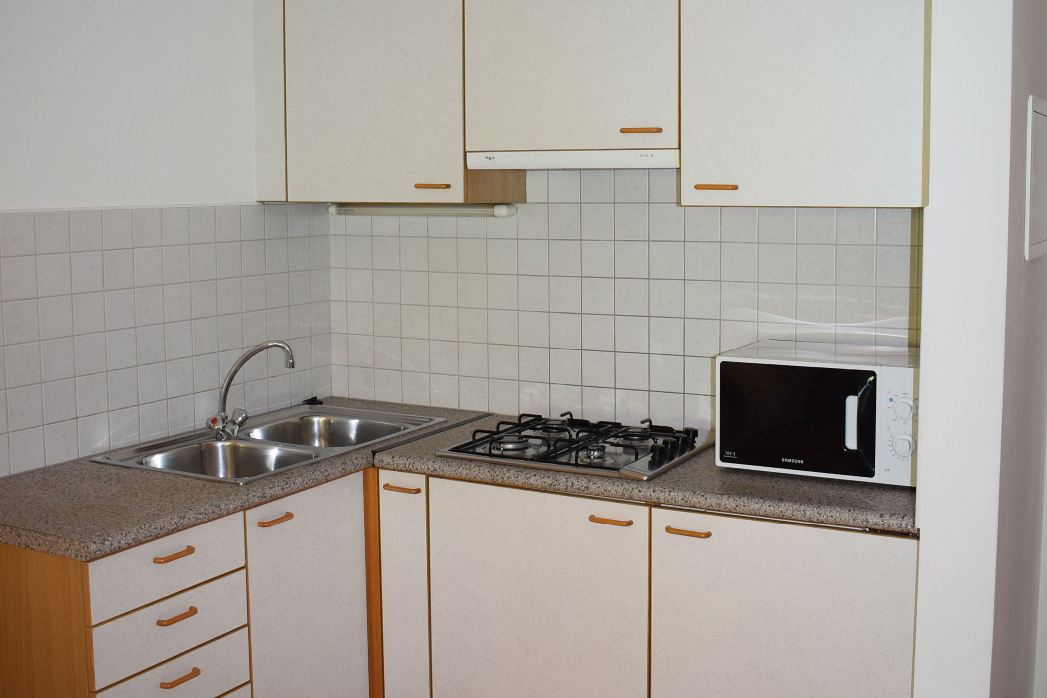 Una cucina con un tavolo e un lavandino.