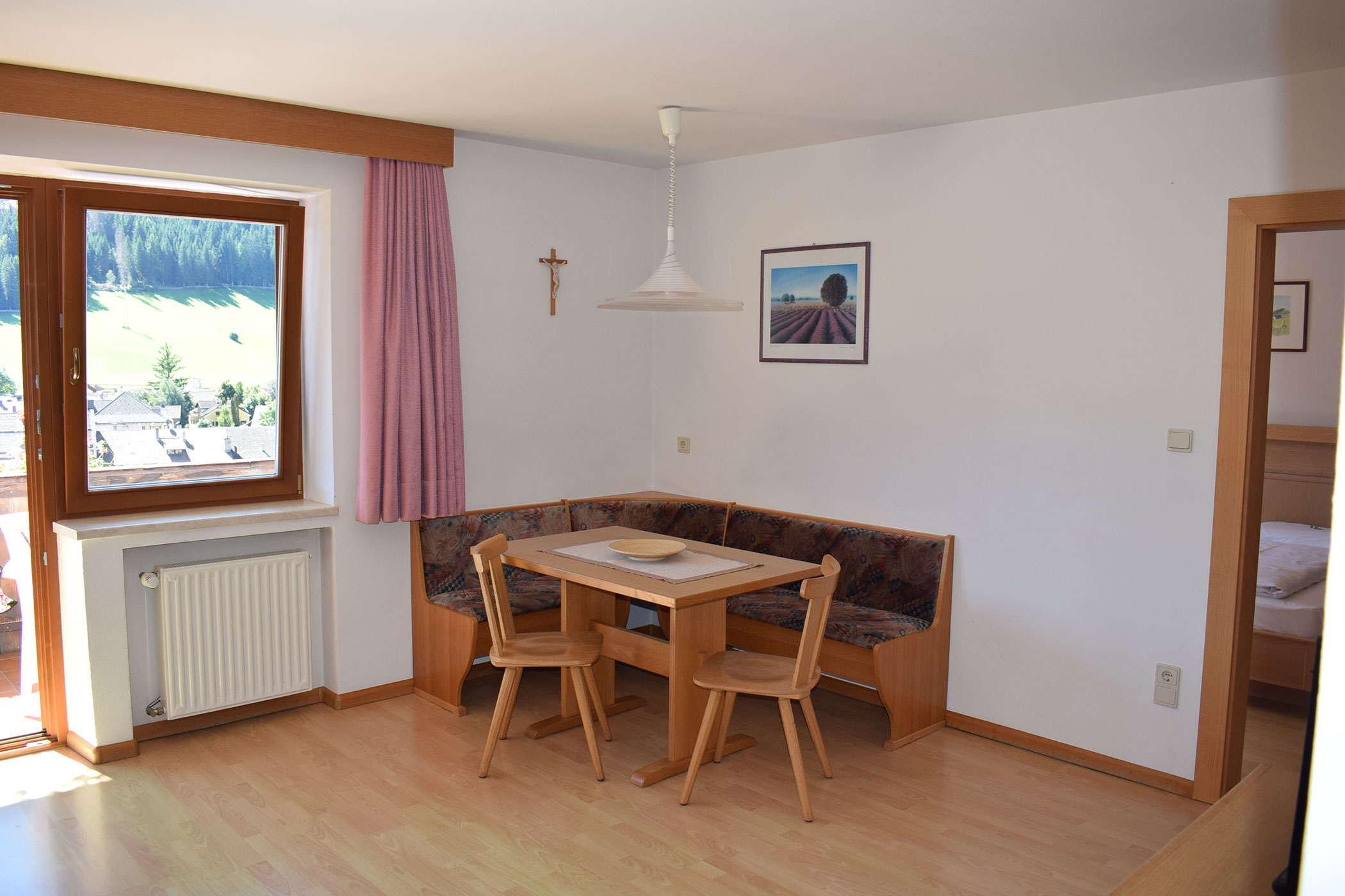 Un tavolo con sedie in una stanza che emana un'atmosfera accogliente.