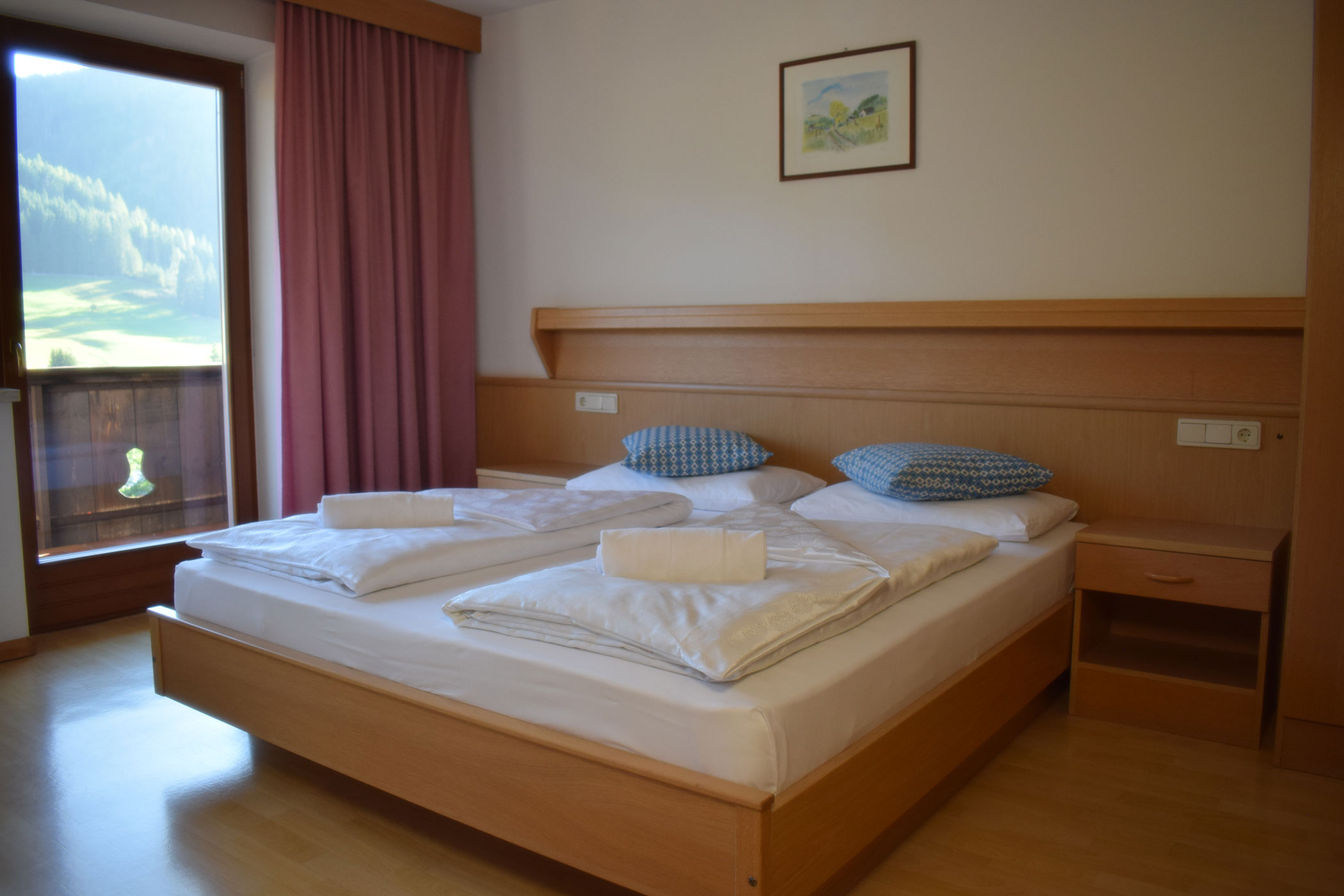 Una camera da letto con letto matrimoniale.