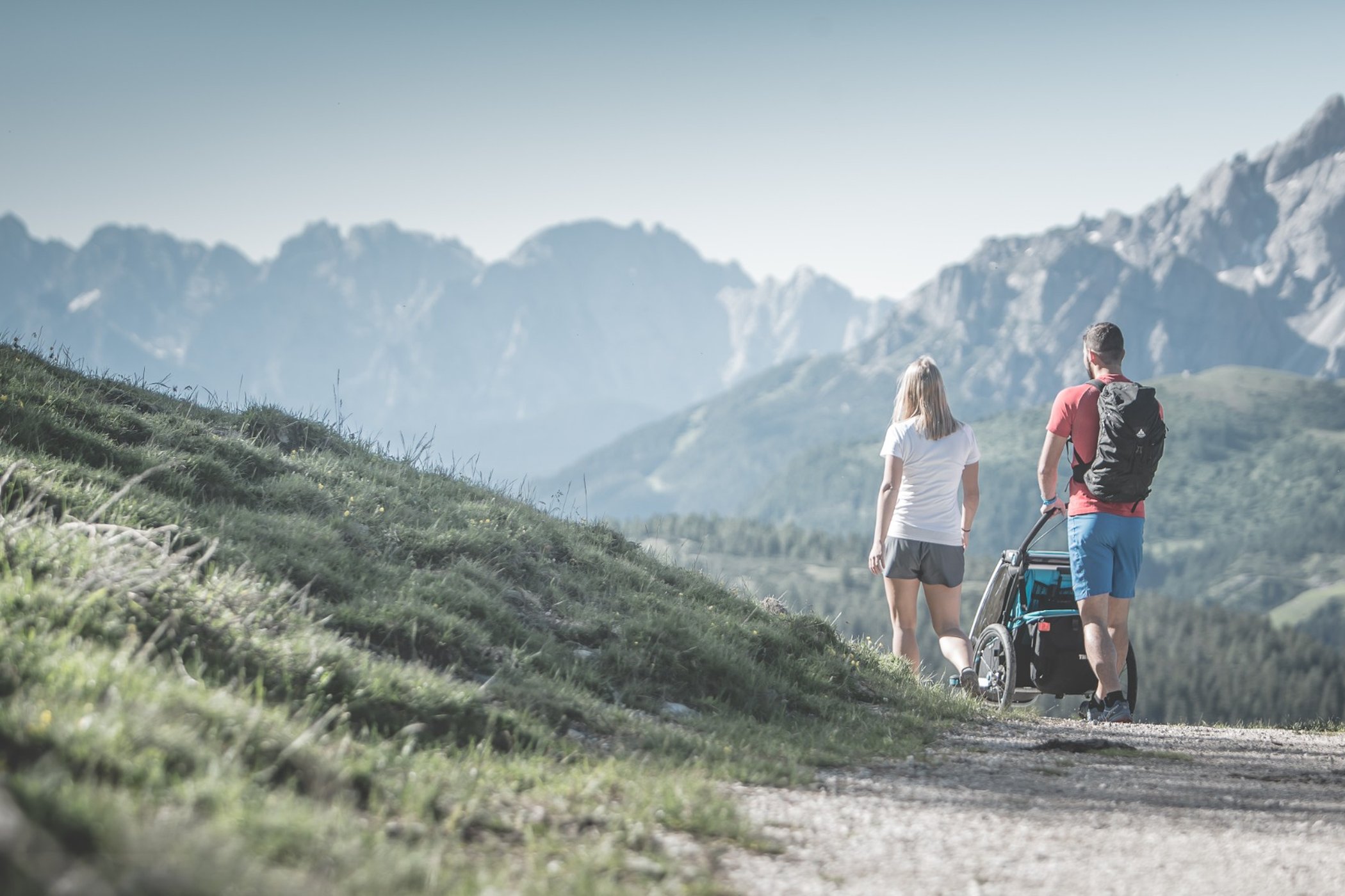 Una coppia sta facendo un'escursione con un passeggino.
